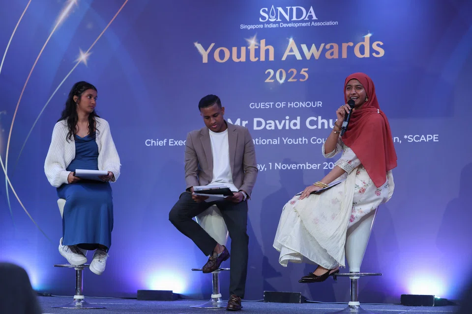 சிண்டா, இளையருக்காக நடத்தும் திட்டங்கள் மூலம் தாம் அடைந்துள்ள பயன்களைப் பற்றிப் பகிர்ந்தனர் சிண்டா இளையர் விருதுகளை வென்ற (இடமிருந்து) ரியா ரோ‌ஷினி, சரண் ராஜ், பாத்திமா ஃபர்ஹானா. 
