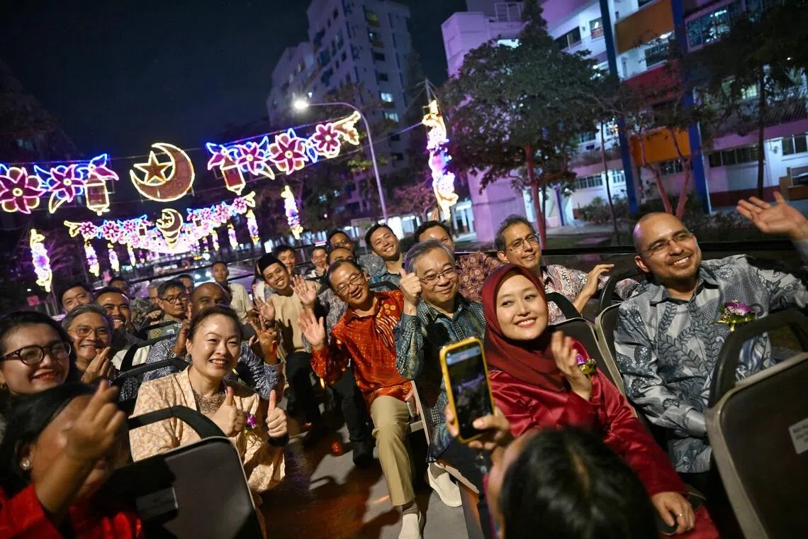 கேலாங் சிராய் நோன்புப் பெருநாள் ஒளியூட்டு: மழையிலும் குறையாத உற்சாகம்