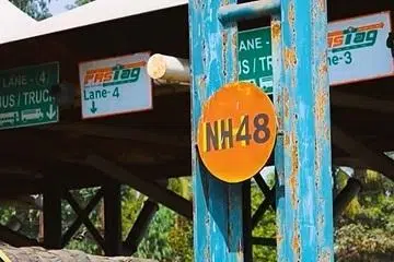 தேசிய நெடுஞ்சாலை எண் 48ல் (என்ஹெச்-48) உள்ள சூரத் காம்ரேஜ் பகுதியில் இயங்கும் சுங்கச்சாவடி அண்மையில் முழுமையாக மின்னிலக்கமயமானது.