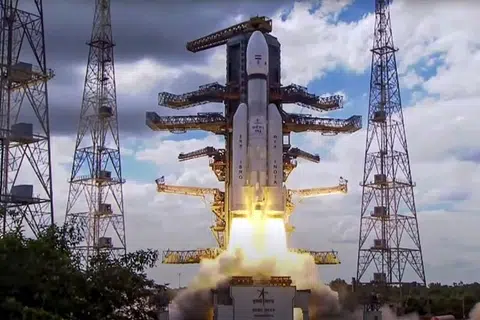 அதிக எடைகொண்ட செயற்கைக்கோளைச் சுமந்துகொண்டு விண்ணில் பாய்ந்த இந்த உந்துகணை ‘பாகுபலி’ என்று குறிப்பிடப்படுகிறது.