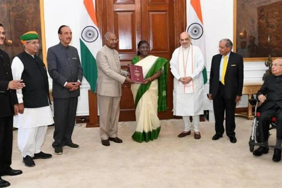 அதிபர் திரௌபதி முர்முவிடம் முன்னாள் அதிபர் ராம்நாத் கோவிந்த் அறிக்கையை சமர்ப்பித்தார்.