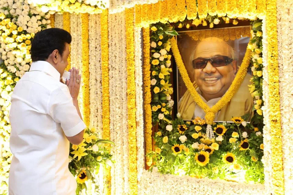 முதல்வர் மு.க.ஸ்டாலின் மெரினா கடற்கரையில் உள்ள தமிழக முன்னாள் முதல்வர் கருணாநிதியின் நினைவிடத்தில் மலர் தூவி மரியாதை செலுத்தினார்.  