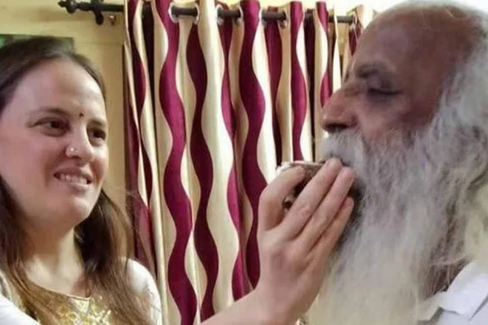 கேரளாவின் முகத்தாலாவில், தன்னுடன் இணைந்து வாழ்ந்து வந்த தோழியான இஸ்ரேலிய மாதுவான சத்வாவைக் கொலை செய்ததாக 75 வயது கிருஷ்ண பிரசாத் என்பவர் மீது காவல்துறை வழக்குப் பதிவு செய்துள்ளது.