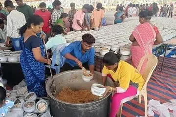 மதுரையில் கடந்த பிப்ரவரி மாதம் நடைபெற்ற திமுகவின் வாக்குச்சாவடி முகவர்களுக்கான பயிற்சி மாநாட்டில் பங்கேற்றவர்களுக்கு அங்கேயே பிரியாணி சுடச்சுட விநியோகிக்கப்பட்டது.