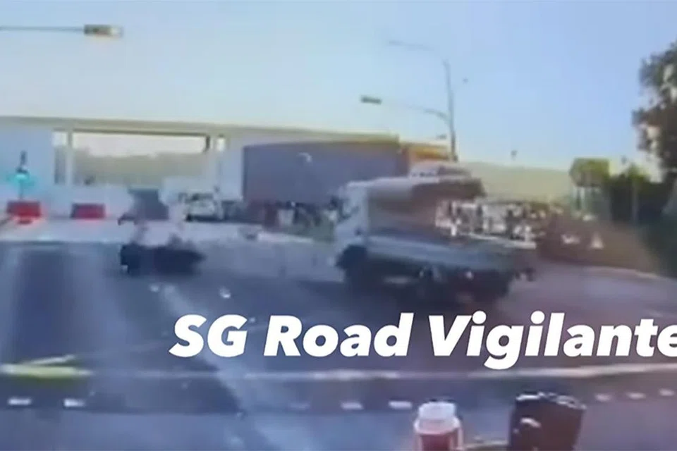போக்குவரத்து சமிக்ஞை விளக்கு சிவப்பைக் காட்டியபோதும் லாரி ஓடியதை காணொளி காட்டியது.