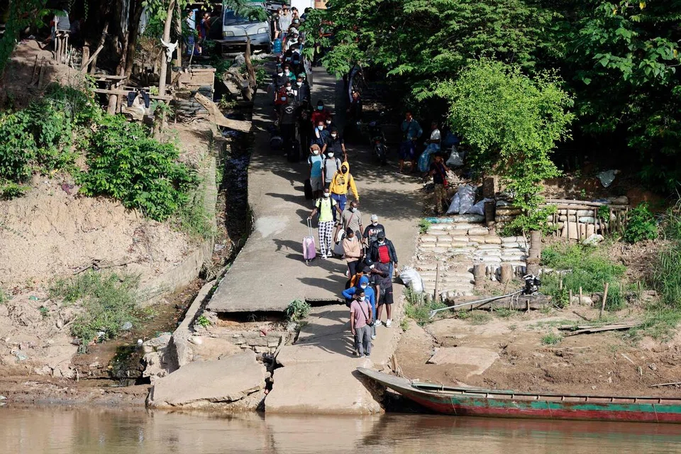 கடந்த வெள்ளிக்கிழமை (அக்டோபர் 24) மியன்மாரில் உள்ள மோசடி நிலையத்தில் வேலை செய்து வந்த பல்வேறு நாட்டவர் தாய்லாந்து செல்ல படகில் ஏறக் காத்திருந்தனர்.