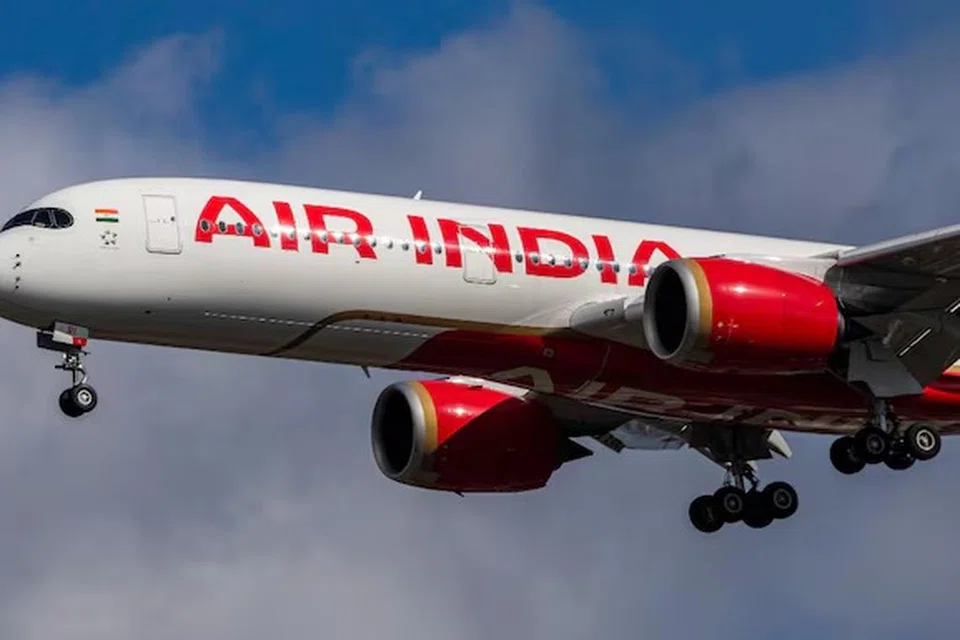 வெடிகுண்டு மிரட்டல் குறிப்பு விமானத்தின் கழிவறை ஒன்றில் காணப்பட்டதாகத் தெரிவிக்கப்பட்டுள்ளது.