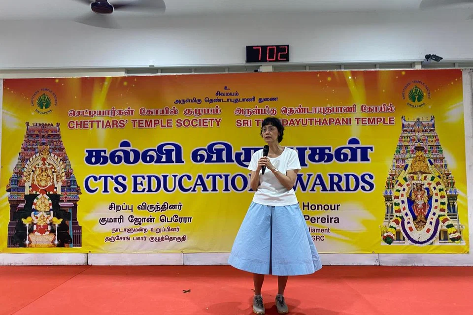 விழாவில் பங்கேற்று உரையாற்றிய தஞ்சோங் பகார் குழுத்தொகுதி நாடாளுமன்ற உறுப்பினரும் அடித்தள அமைப்புகளின் ஆலோசகருமான திருவாட்டி ஜோன் பெரேரா. 