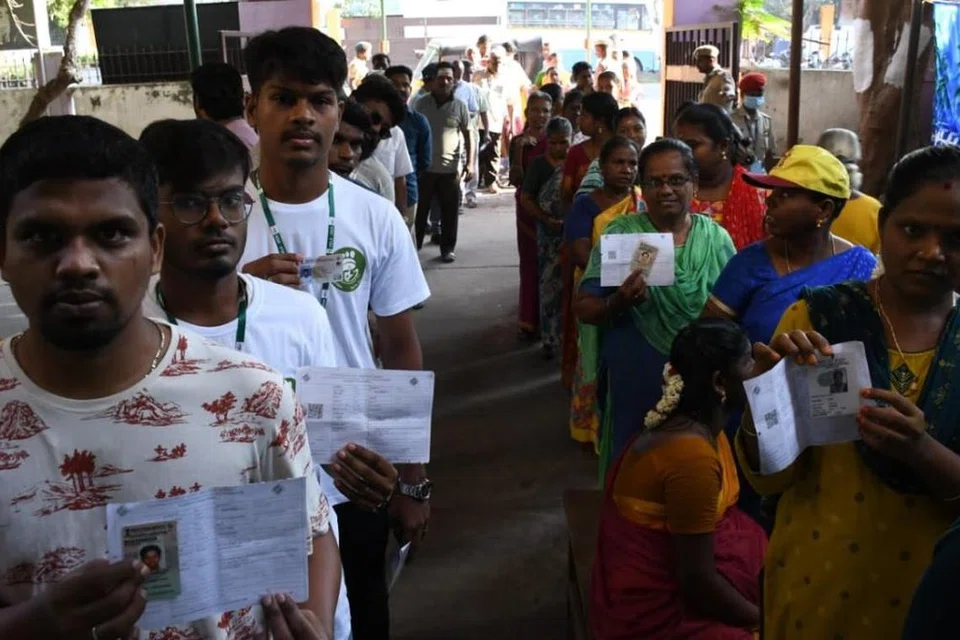 தமிழ்நாட்டில் இந்திய நேரப்படி காலை 7 மணி (சிங்கப்பூரி நேரம் காலை 9.30 மணி) முதல் மக்கள் நாடாளுமன்றத் தேர்தலில் வாக்களித்துவருகின்றனர்.