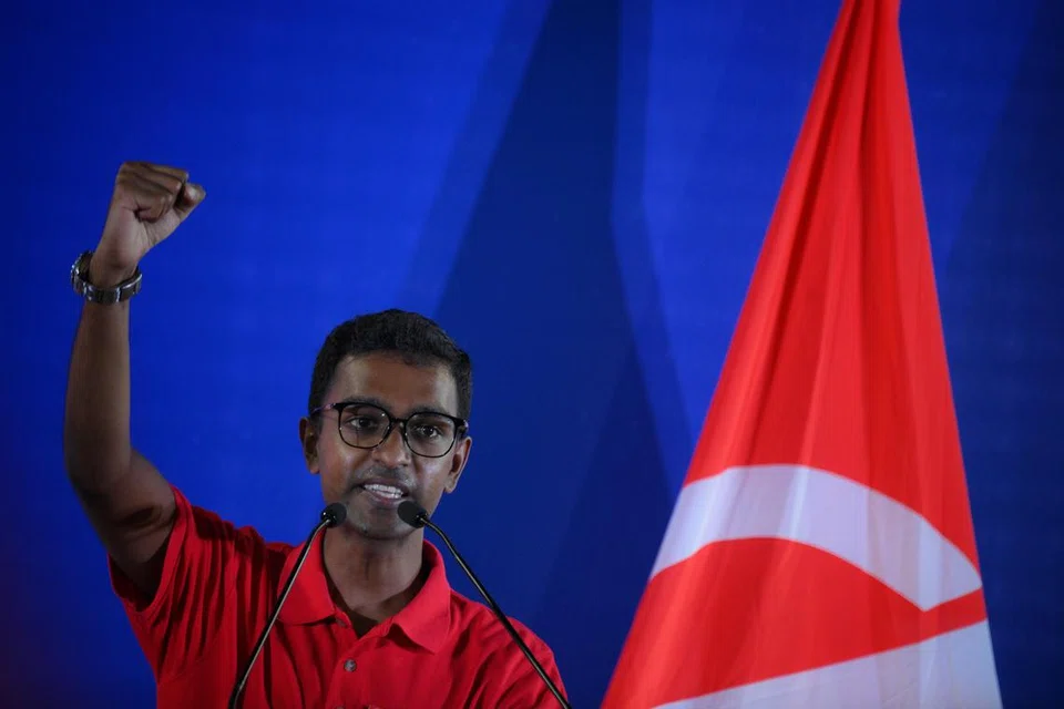 உட்லண்ட்ஸ் விளையாட்டரங்கில் கூடியிருந்தவர்கள் வேட்பாளர் அரிஃபின் ஷா பேச வந்தபோது ‘அச்சமில்லை’ என்று குரல் எழுப்பினர்.