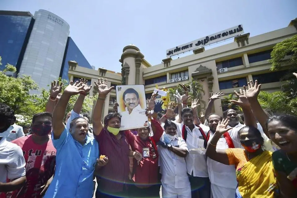 பட்டாசு வெடித்தும் இனிப்பு வழங்கியும் திமுகவினர் கொண்டாட்டத்தில் ஈடுபட்டனர்.