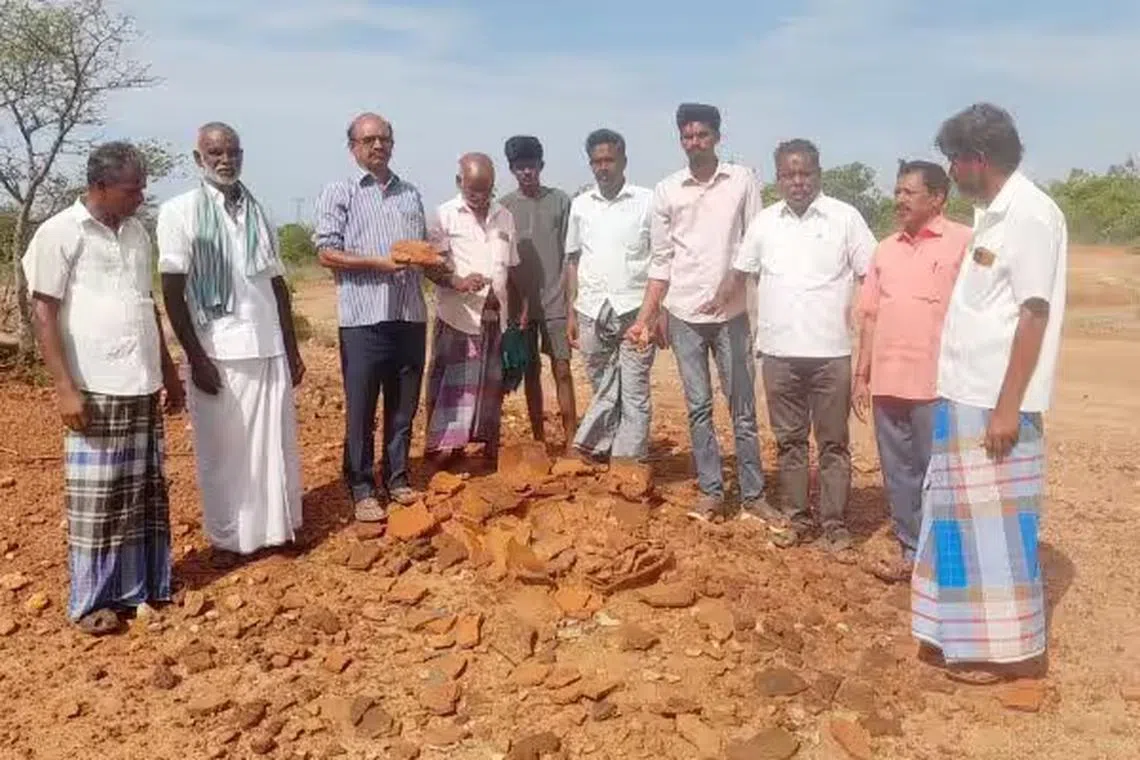 தஞ்சை அருகே மண்ணரிப்பால் சிதைந்த சங்க கால ஈமத்தாழிகள் கண்டெடுப்பு