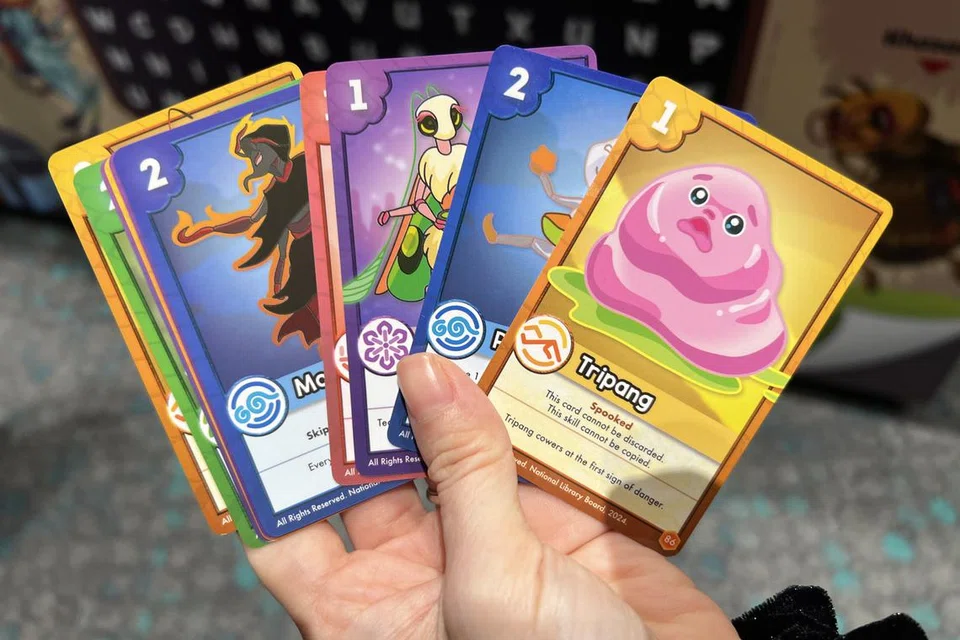 ‘புத்தகப் பூச்சி’ அட்டைகள்.