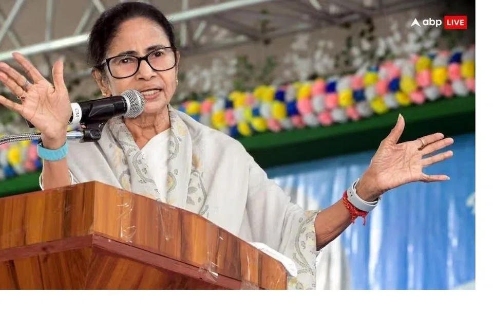 வாக்காளர் பட்டியல் சிறப்புத் தீவிரத் திருத்தப் பணிகளில் முரண்பாடுகள் உள்ளதாக தேர்தல் ஆணையத்தின் மீதும் தலைமைத் தேர்தல் அதிகாரி மீதும் மேற்கு வங்க முதல்வர் ஜனவரி 20ஆம் தேதி உச்ச நீதிமன்றத்தில் வழக்குத் தொடுத்திருந்தார்.