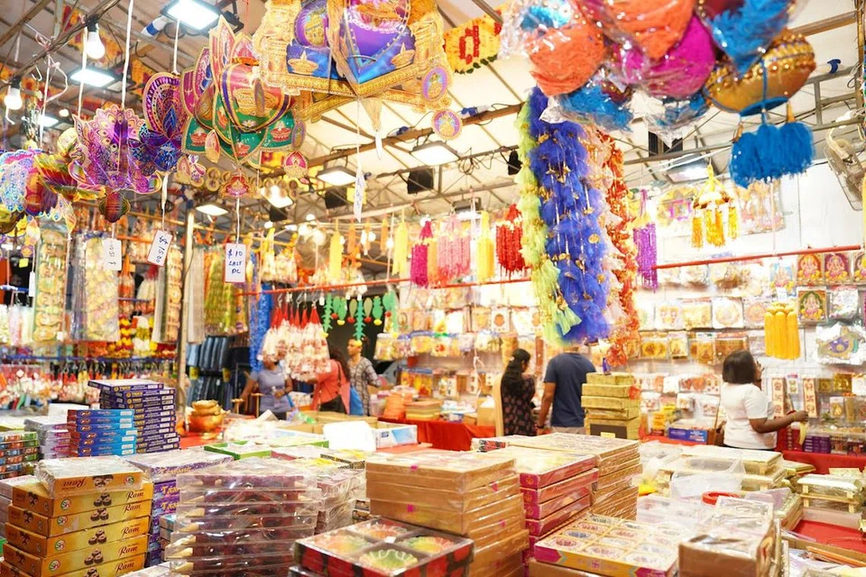 உணவுத் தயாரிப்புச் செலவு, வாடகைக் கட்டணம், மக்கள் நடமாட்டம் போன்ற சவால்களை தீபாவளிச் சந்தைகளில் உள்ள கடைக்காரர்கள் சந்திக்கின்றனர்.