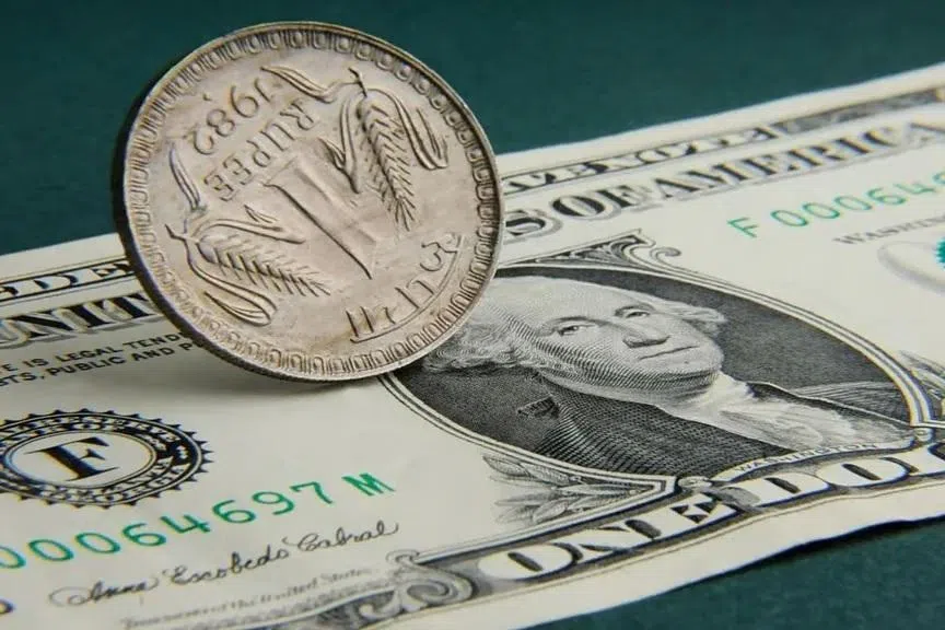 வரலாற்றுச் சரிவில் ரூபாய் மதிப்பு: இறக்குமதி செலவு உயரும் அபாயம்