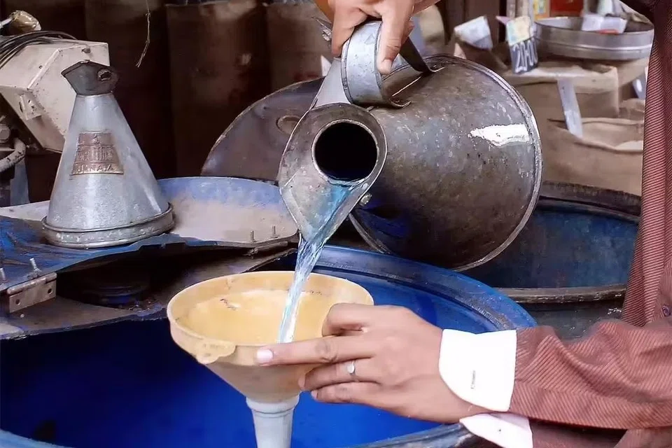 எரிபொருள் தட்டுப்பாட்டைச் சமாளிக்கும் அவசரகால நடவடிக்கையாக இந்தியாவில் அடுத்த 60 நாள்களுக்கு மீண்டும் மண்ணெண்ணெய் விநியோகிக்கப்பட உள்ளது.