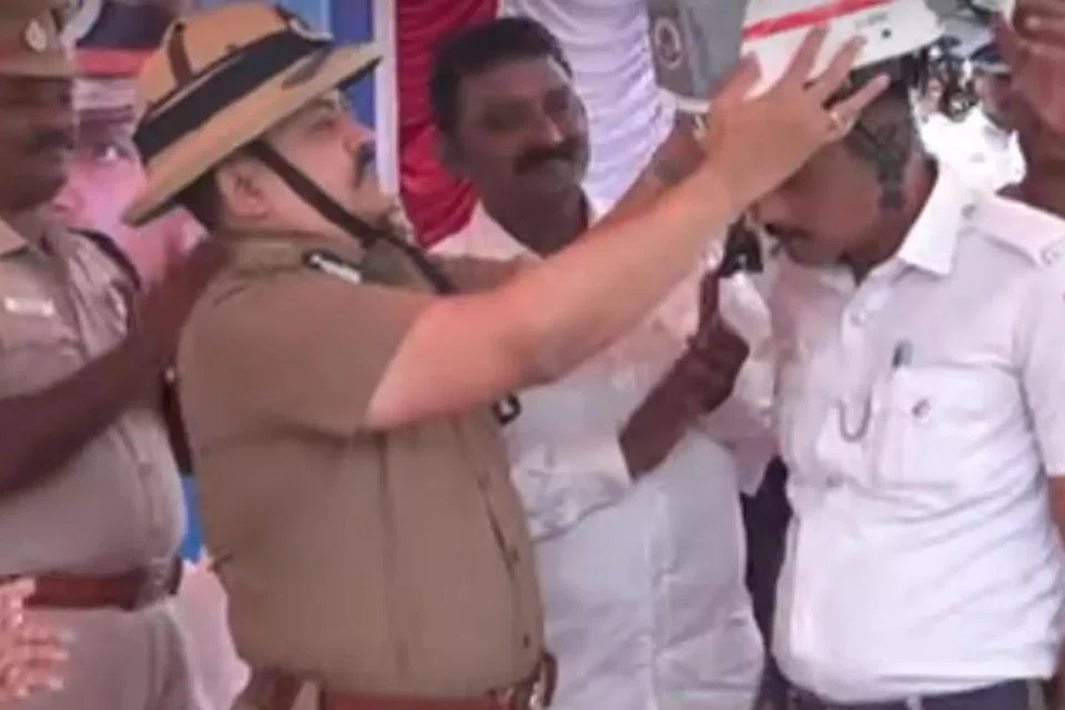 தற்போது போக்குவரத்து காவலர்களுக்கு இதை விநியோகிக்கும் பணி நடைபெற்று வருகிறது.