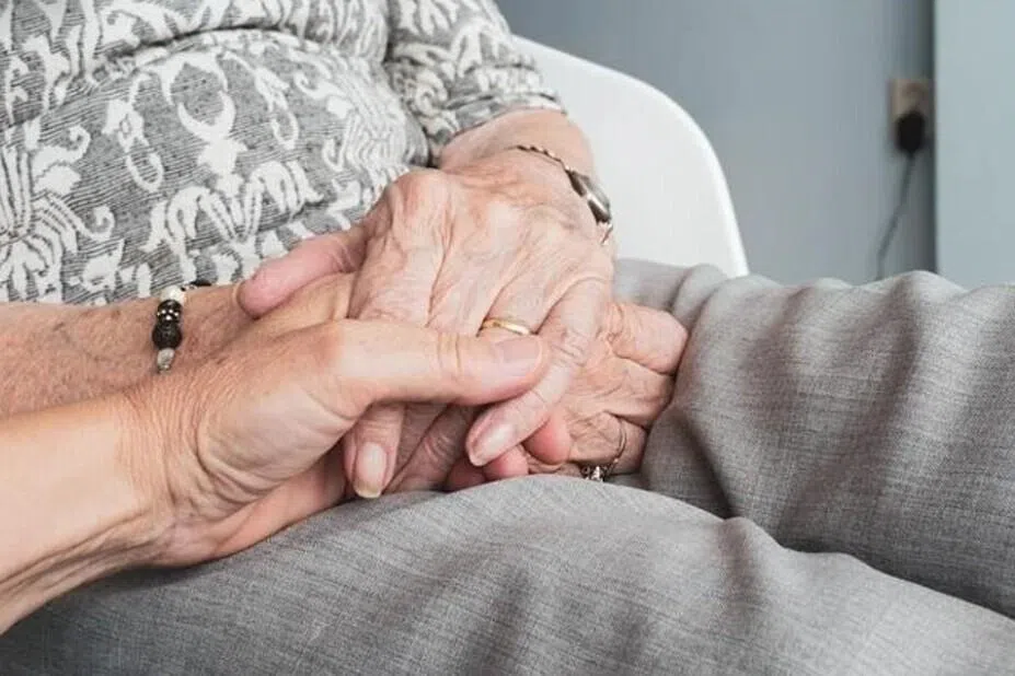 மறதிநோயால் அவதியுறும் கோடீஸ்வரியை ஏமாற்றிய அண்ணன்