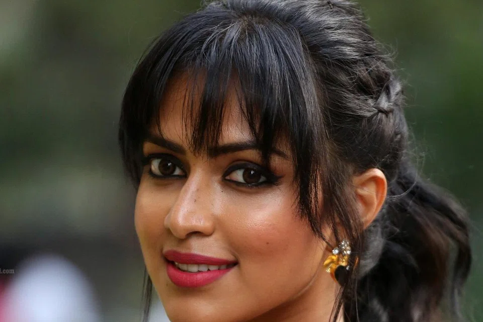 அமலா பால்.