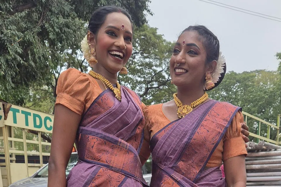 (இடது) மீனலோசனி, லோகேஸ்வரி.