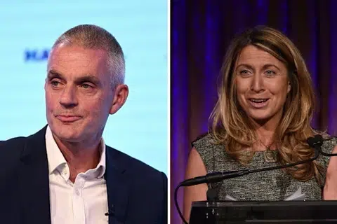 பிபிசியின் தலைவர் டிம் டேவி, பிபிசி நியூஸ் தலைமை நிர்வாக அதிகாரி டேபோரா டர்னஸ் ஆகியோர் பதவி விலகினர்.