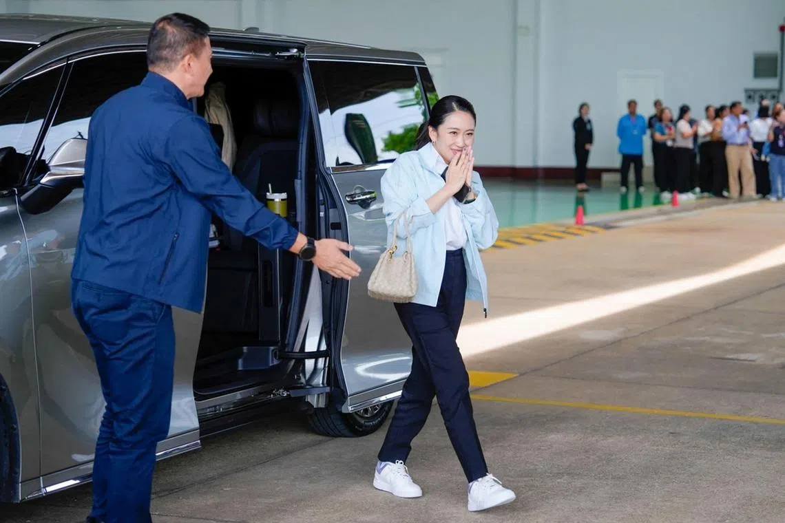 தாய்லாந்துப் பிரதமர் பதவி விலகக் குரல்