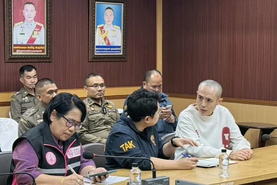 மியன்மாரிலிருந்து திரும்பியபிறகு, சீன நடிகர் வாங் ஸிங் (வலக்கோடி) தாய்லாந்து காவல்துறை அதிகாரிகளுடன் பேசுகிறார். 