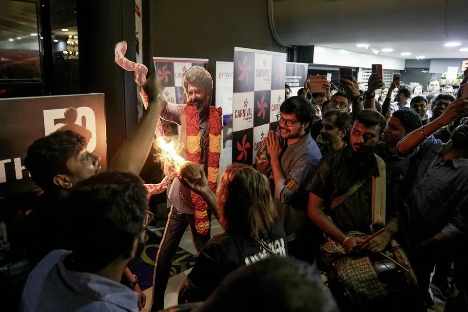 சிங்கப்பூர் ‘கார்னிவல் சினிமாஸ்’ அரங்கில் கொண்டாட்டத்தில் ஈடுபட்ட ரசிகர்கள்.