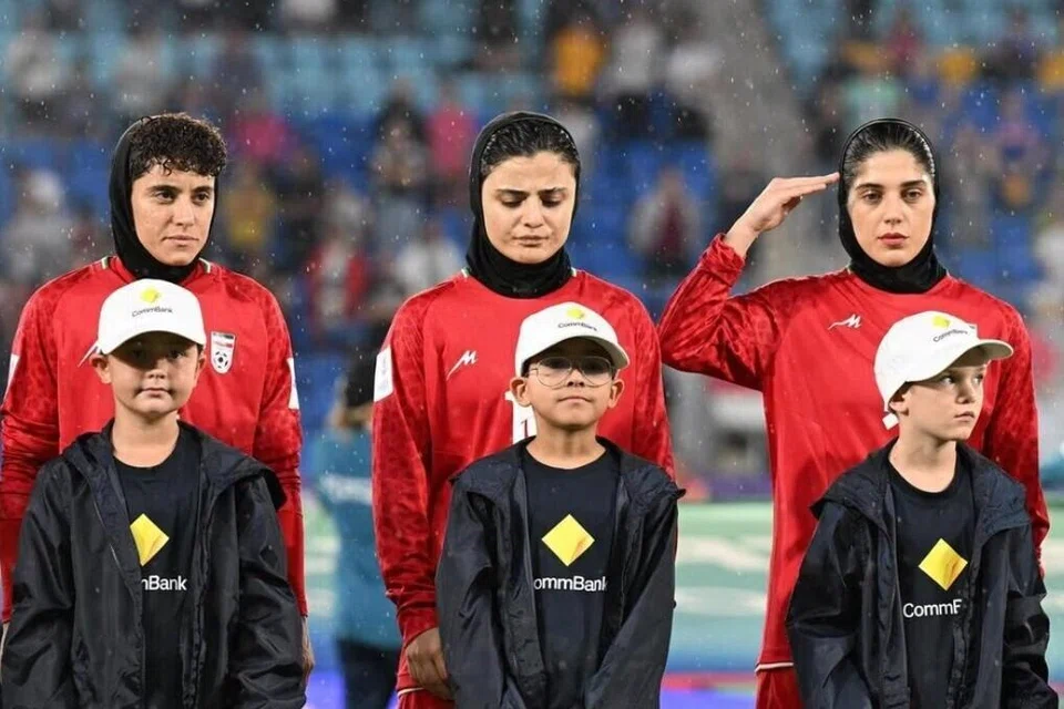 தென்கொரியாவுக்கு எதிரான முதல் ஆட்டத்திற்கு முன்பு, ஈரானிய தேசிய கீதம் இசைக்கப்பட்டபோது ஈரானிய விளையாட்டாளர்கள் மௌனமாக இருந்ததை ஈரானிய ஒலிபரப்புக் கழகத்தின் வருணனையாளர் ஒருவர், அவமதிப்பின் உச்சம் என்று குறிப்பிட்டிருந்தார். 