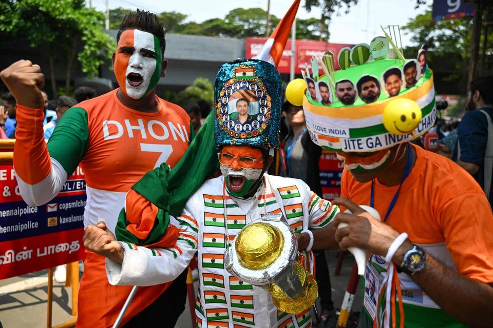 சென்னையில் நடைபெற்ற இந்தியா-ஆஸ்திரேலியா கிரிக்கெட் போட்டியைக் காண ரசிகர்கள் ஆரவாரத்துடன் வந்திருந்தனர்.