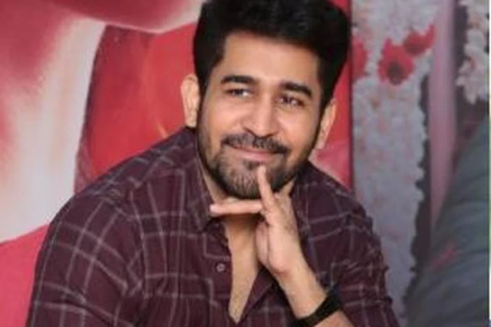 மேடையில் காலணி இல்லாமல் அமர்ந்த விஜய் ஆண்டனி.