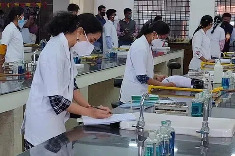 இந்தியாவில் மருத்துவத்துறை வேகமாக வளர்ச்சி கண்டு வருகிறது. இதன் எதிரொலியாக மருத்துவக் கல்வி மீதான இளையர்களின் ஆர்வமும் அதிகரித்துள்ளது.