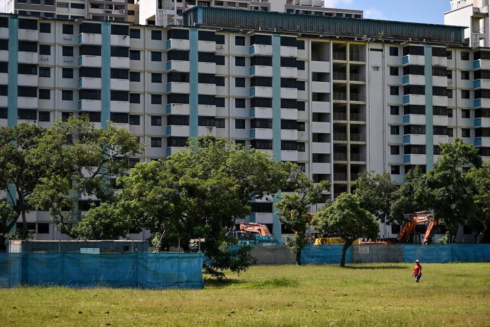 2023 ஜூலை 4ஆம் தேதி தோ பாயோ லோரோங் 5ல் காலியாக இருந்த புளோக் 31. இந்தப் புளோக்கில் வாடகைக்கு குடியிருந்த குடும்பங்கள் வேறு இடத்துக்கு மாற கேட்டுக் கொள்ளப்பட்டனர்.