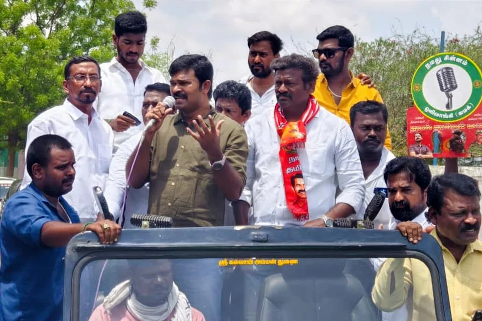 வேங்கைவயலில் வாக்கு சேகரித்த நாம் தமிழர் கட்சியினர்.