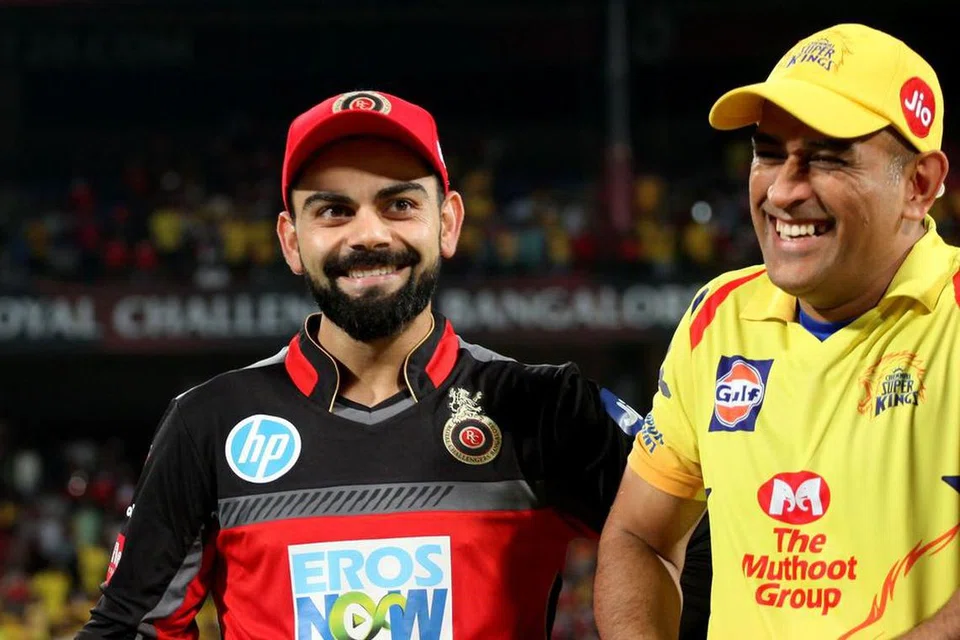 பெங்களூரு அணியின் விராத் கோஹ்லி (இடது), சென்னை அணித்தலைவர் மகேந்திர சிங் டோனி.
