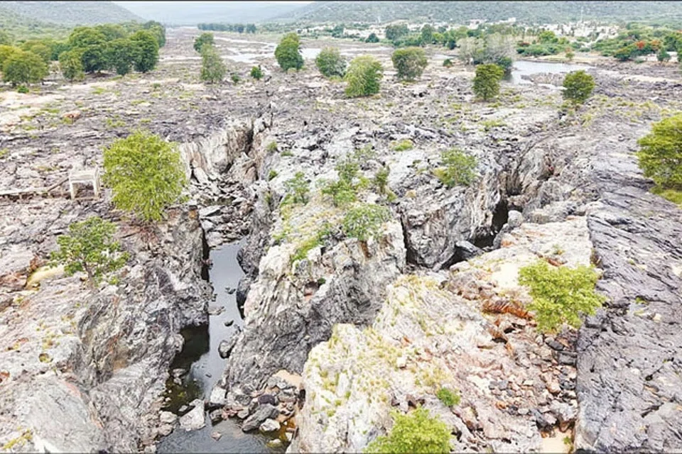 காவிரி நீர்ப்பிடிப்பு பகுதிகளில் மழை தொடங்காததால் ஒகேனக்கல்லுக்கு நீர்வரத்து அடியோடு குறைந்து விட்டது. அத்துடன், கர்நாடக அணையிலிருந்து நீர் திறப்பு முழுமையாக நிறுத்தப்பட்டுள்ள நிலையில், ஒகேனக்கல் காவிரி ஆற்றுப்பகுதி முழுவதும் வறண்டு பாறைகளாகக்  காட்சியளிக்கிறது.