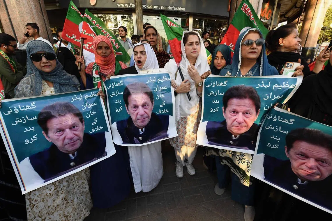 இம்ரான் கானை நல்ல முறையில் நடத்துங்கள்: கபில்தேவ், கவாஸ்கர் உள்ளிட்டோர் கோரிக்கை