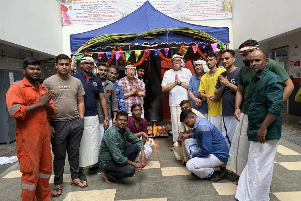 வெஸ்ட்லைட் உட்லண்ட்ஸ் தங்குவிடுதியில் செவ்வாய்க்கிழமை (ஜனவரி 14) மாலை பொங்கல் கொண்டாட்டங்கள் நடைபெற்றன.