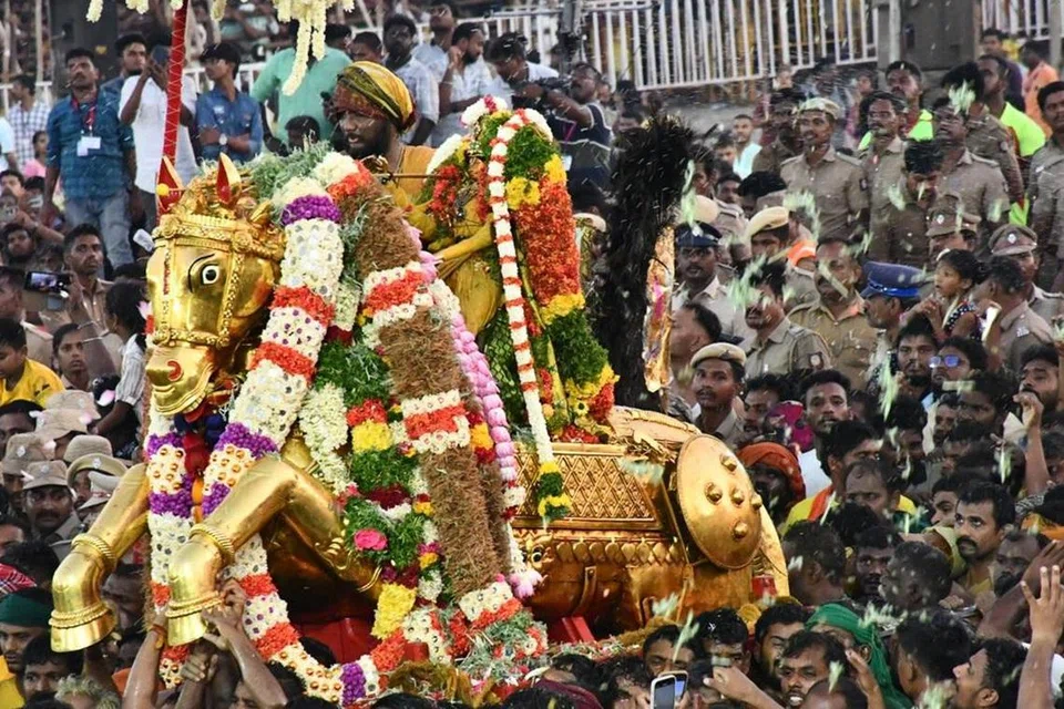 கள்ளழகர் வைகை ஆற்றில் இறங்கும் நிகழ்வின்போது ‘கோவிந்தா கோவிந்தா’ எனும் முழக்கம் ஒலித்தது.