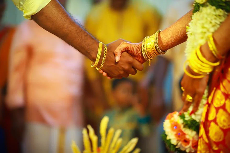 தம் வருங்கால மருமகனுடன் 40 வயதுப் பெண் தப்பியோடிவிடுவார் என எவரும் எதிர்பார்க்கவில்லை.