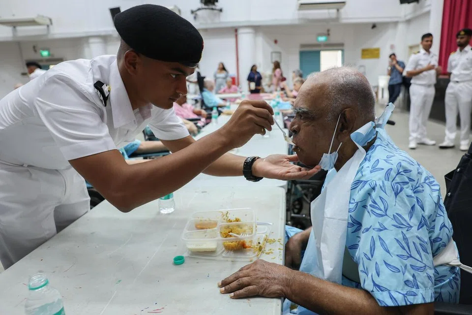 இந்தியக் கடற்படைக் கப்பல்களில் தயாரிக்கப்பட்ட உணவுவகைகள் ஸ்ரீ நாராயண மிஷனில் தங்கும் முதியோருக்குப் பரிமாறப்பட்டன. முதியோர் சிலருக்கு இந்தியக் கடற்படை அதிகாரிகள் உணவு ஊட்டிவிட்டனர் என்பது குறிப்பிடத்தக்கது.