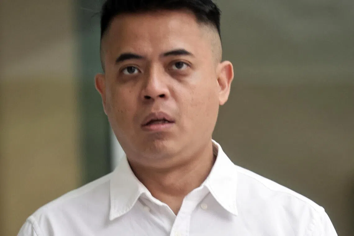 தடைசெய்யப்பட்ட பொருள்களைச் சிறைக்குள் கடத்த கைதிக்கு உதவிய அதிகாரிக்குச் சிறை