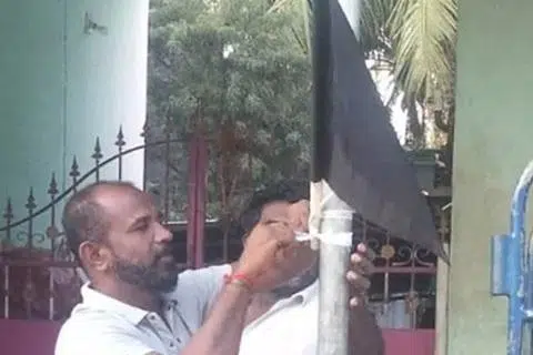 முக்கியமான சாலைகளில் உள்ள கடைகள், வணிக நிறுவனங்கள், வீடுகளில் கறுப்புக் கொடி கட்டப்பட்டது.