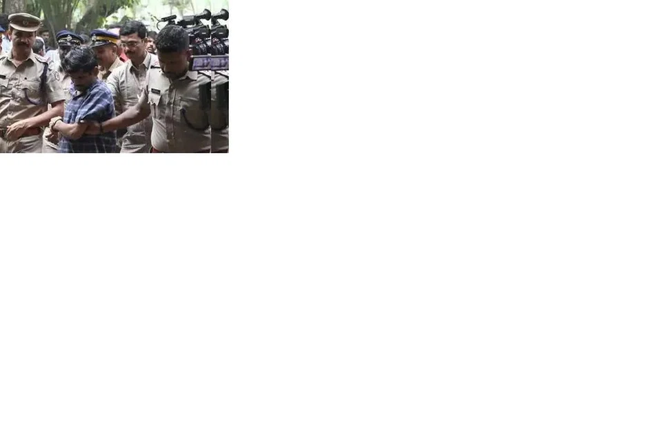 சிறுமியை பாலியல் வன்கொடுமை செய்து கொலை செய்த அசாஃபக் அலாம் நீதிமன்றத்துக்கு அழைத்துச் செல்லப்படும் காட்சி.