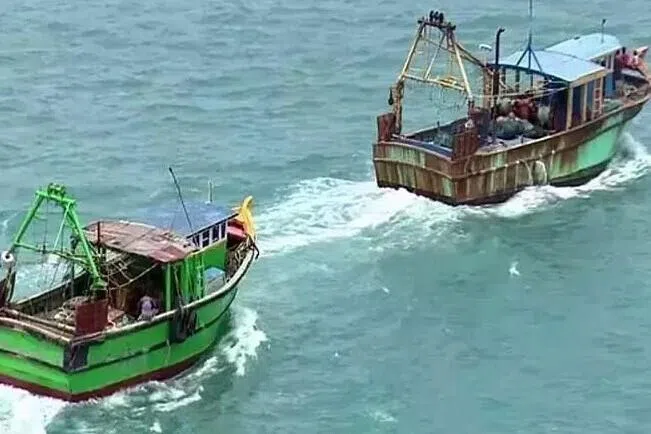 11 மீனவர்கள் இலங்கைப் படையிடம் சிக்கினர்