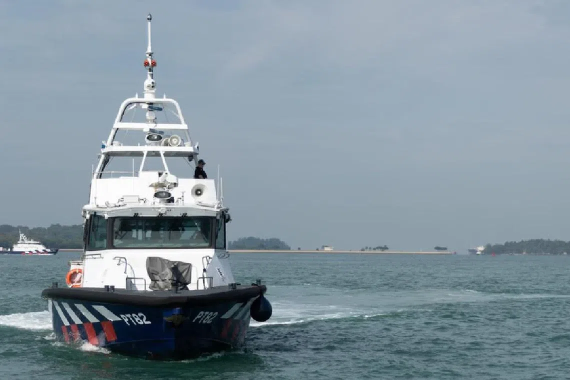 இரு இந்தோனீசிய மீன்பிடிப் படகுகளை இடைமறித்த கடலோரக் காவல் படை