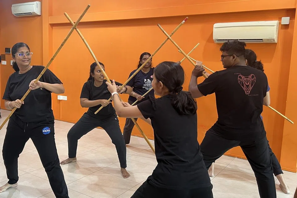 போர்ச் சிலம்ப அடிப்படையைப் பயிற்சி செய்யும் பங்கேற்பாளர்கள்.