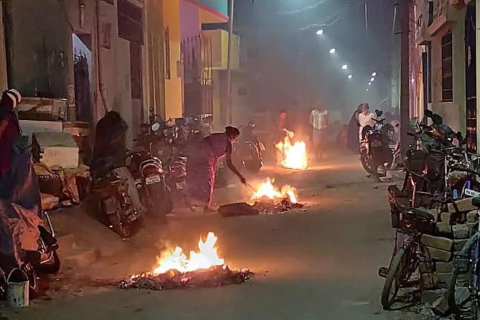 பொதுமக்கள் தங்கள் வீட்டின் முன் பழைய பொருள்களைக் குவித்து வைத்து எரித்தனர்.