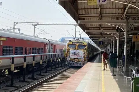 புதிய நடவடிக்கையால் சென்னை சென்ட்​ரல், எழும்​பூர் ஆகிய ரயில் நிலையங்​களில் ஏற்​படும் நெரிசல் குறை​யும் என எதிர்​பார்க்​கப்​படு​கிறது.